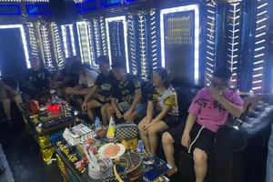 19 nam nữ bay lắc trong quán karaoke cùng với ma túy ‘nước vui’