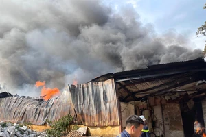 Cháy nhà xưởng có nhiều khí độc: 60 cảnh sát PCCC nỗ lực dập lửa