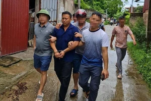 Nghi phạm dùng ô tô tông ngã rồi chém 1 phụ nữ đã tử vong