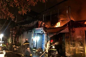 4 căn nhà bốc cháy lúc rạng sáng