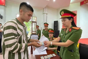 Phạm nhân đặc xá: Được cấp CCCD gắn chip, quần áo mới, có cả tiền đi đường