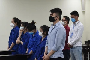 Nghe 1 cuộc điện thoại, 1 phụ nữ ở Hà Nội bị lừa gần 12 tỉ đồng