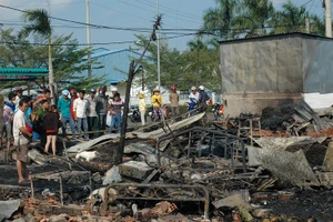 Lửa thiêu rụi khu chợ và nhiều nhà trọ ở Long An