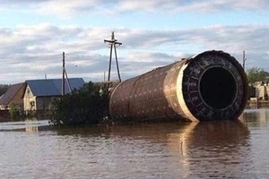 Tên lửa đạn đạo trôi tới nhà dân sau trận lụt