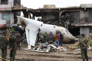 Máy bay Kenya đâm sầm xuống đất ngay sau khi cất cánh 