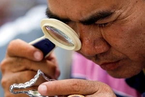 Chợ ‘ve chai ngàn đô' độc đáo giữa lòng Sài Gòn 