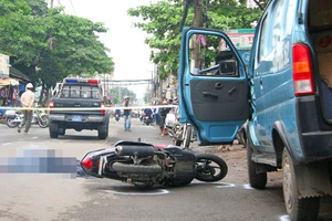 Mở cửa xe gây tai nạn có thể bị phạt đến 5 năm tù giam