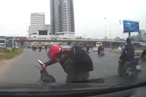 Xe 2 bánh và những tình huống “chết người”: Chặt đầu xe ô tô