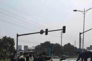  Trung Quốc: Thủy tinh tràn từ xe tải đè chết 3 người trên ô tô