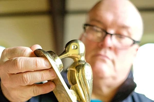 Thu mua phế liệu cũ, thợ xây thành tỷ phú sau một đêm