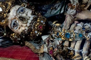 Mục kích những hài cốt phủ đầy châu báu trăm năm
