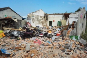 Vợ đòi ly hôn, chồng mang xe ủi san phẳng nhà bố mẹ vợ