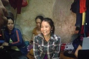 Hình ảnh xóm lao động nghèo vui mừng cho chị tỷ phú ve chai