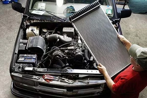 Có nên dùng nước uống đóng chai cho két nước xe ô tô?