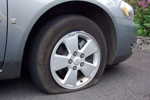 Nổ lốp xe và kinh nghiệm xử lý