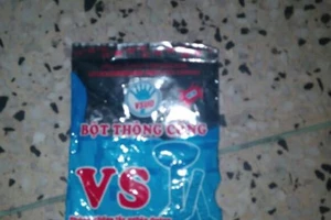 Bốn trẻ nhập viện cấp cứu do ăn nhầm bột thông cống ở nhà trẻ