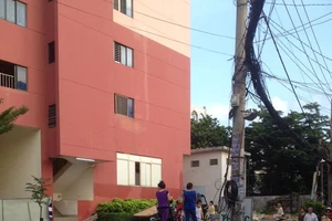 Tường chung cư sập, chưa đơn vị nào nhận trách nhiệm