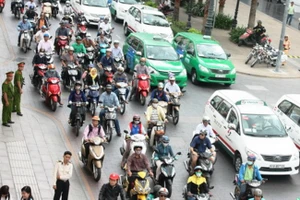 Từ ngày 1/9 lệ phí đăng ký ô tô, xe máy tăng vọt