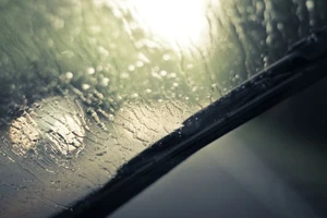 Tại sao kính râm có thể giúp lái xe an toàn hơn khi trời mưa?