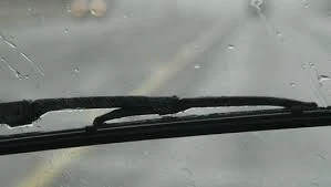 Kinh nghiệm bảo dưỡng kính chắn gió ô tô