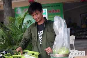 Lệ Rơi bán ổi ở Hà Nội sau những ngày rơi lệ ở showbiz