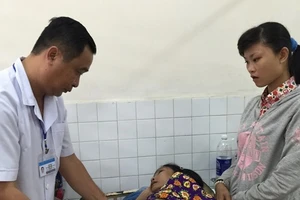 Cắt khối u buồng trứng khổng lồ 40 kg 