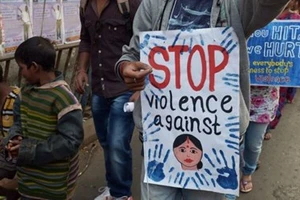 Ấn Độ: Nữ y tá bị tài xế xe buýt hiếp dâm ngay trên xe