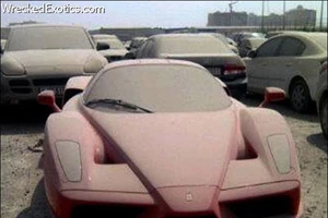 Cảnh sát không thể bán chiếc Ferrari Enzo phủ bụi nổi tiếng