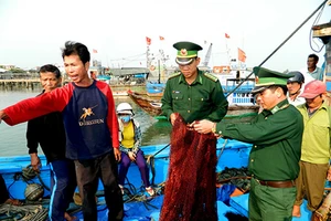 Tàu Trung Quốc đe dọa ngư dân sẽ tông nát tàu và bắt người 