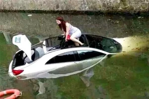 Kinh nghiệm thoát hiểm khi xe rơi xuống nước​