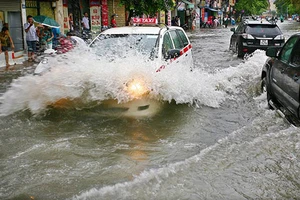 Xử lý khi ô tô chạy vào đường ngập nước