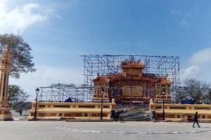 Bia Quốc học Huế sơn vàng: 'Đúng màu trong thời xưa'