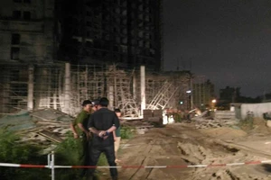 Sập giàn giáo ở Đà Nẵng, nhiều người bị vùi lấp