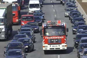 Xe máy leo vỉa hè, căn bệnh hết thuốc chữa?