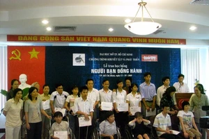 Học bổng “Người bạn đồng hành” dành cho SV khuyết tật