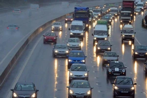 Giữ khoảng cách an toàn khi lái xe ô tô