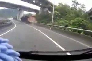 Kinh hoàng xe container vào cua nhanh bị lật