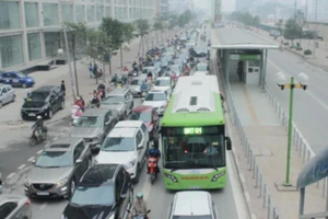 Ô tô lấn tuyến bị phạt bao nhiêu tiền?