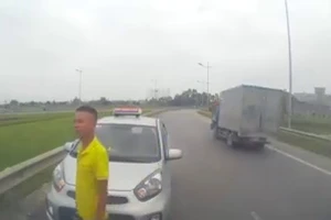 Tước phù hiệu taxi chạy ngược chiều