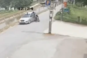 Xe máy lao như tên bắn từ hẻm đâm vào ô tô