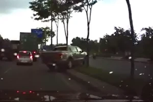 Xe bán tải leo dải phân cách để tránh kẹt xe