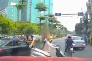 Nghe điện thoại giữa đường, bị nhấc người và xe vào lề
