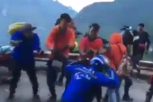 Nhóm phượt thủ vô tư nhảy giữa đèo Mã Pí Lèng