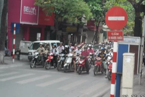 Không được lùi xe ô tô trong trường hợp nào?