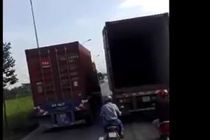 2 xe container chạy song song, cản trở lưu thông