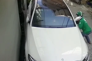 Thanh niên mặc áo GrabBike bẻ gương ô tô