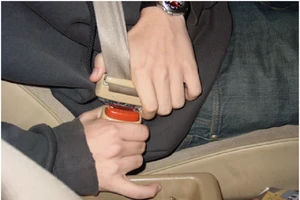 Khi nào xử phạt ngồi ghế sau không thắt dây an toàn?
