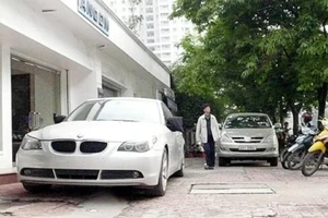 Ô tô chạy trên hè phố để vào nhà có bị phạt?