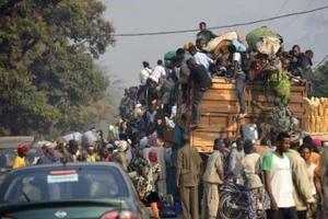 Trường hợp nào được chở người trên ô tô chở hàng?