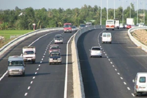 Có được lùi ô tô trên đường cao tốc?